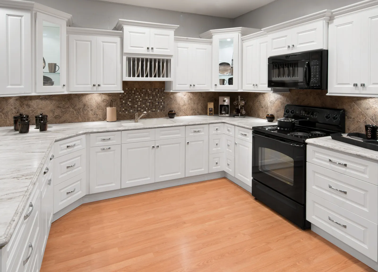 Aspen White shaker kitchen cabinets