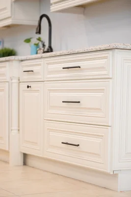 Casselberry Antique White Kitchen Cabinets photo 3